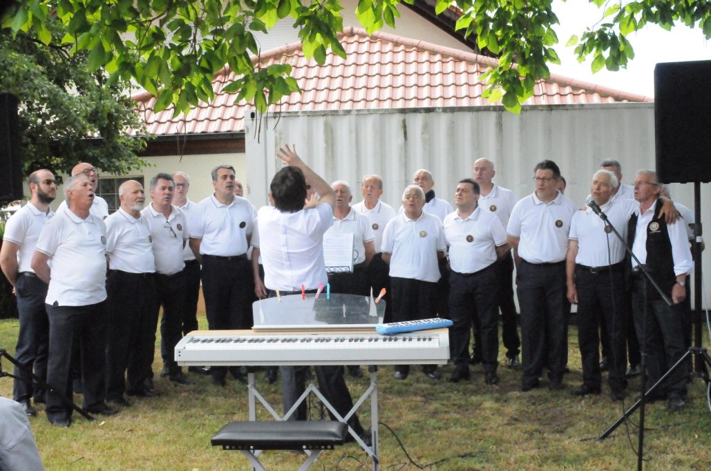 Italienischer Männerchor beim Auftritt im MGV Lingenfeld