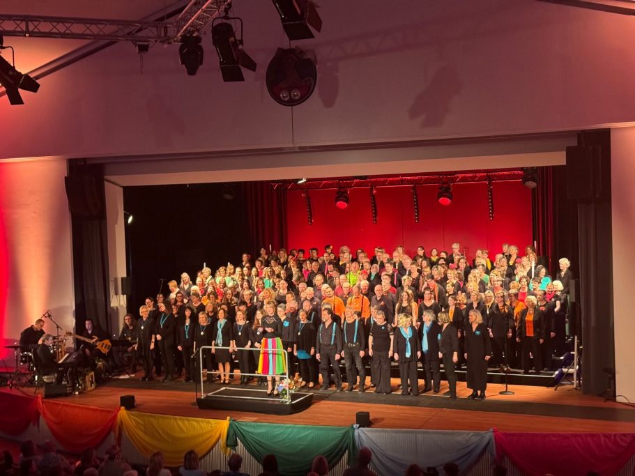 Alle Chöre auf der Bühne in der Stadthalle Germersheim